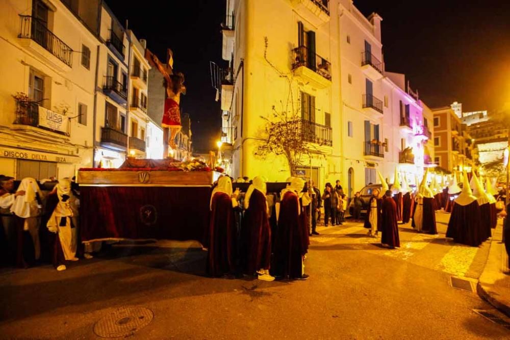 La cofradía de nuestra señora de la piedad de Sant Elm condujo la procesión del Santísimo Cristo de la Sangre