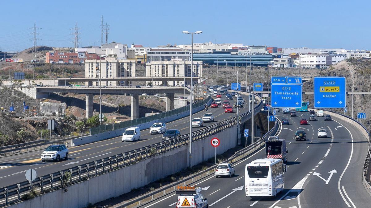 Vehículos circulando por el viaducto del Guiniguada en la autovía GC-30.