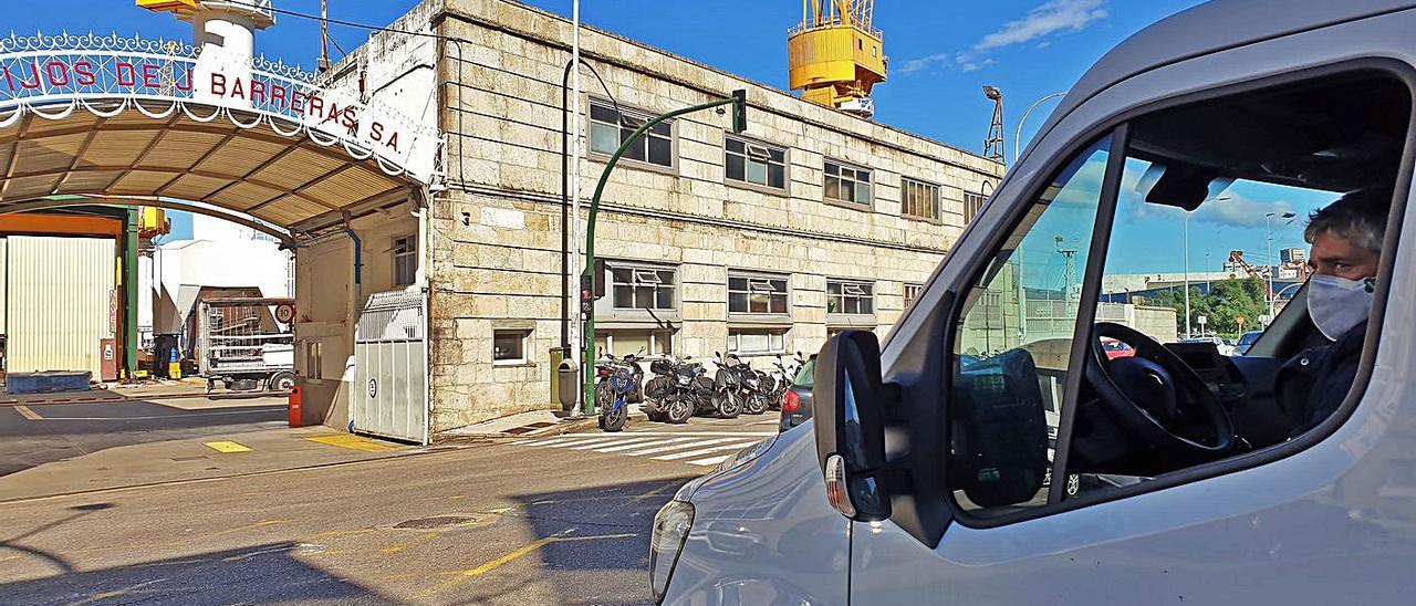 Trabajador de una proveedora de Barreras, frente al astillero