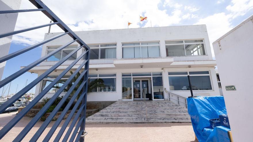 El edificio que gestiona ahora Puertos y Litorales Sostenibles, sin los carteles reivindicativos que instaló el Club Náutico de Ibiza | VICENT MARÍ