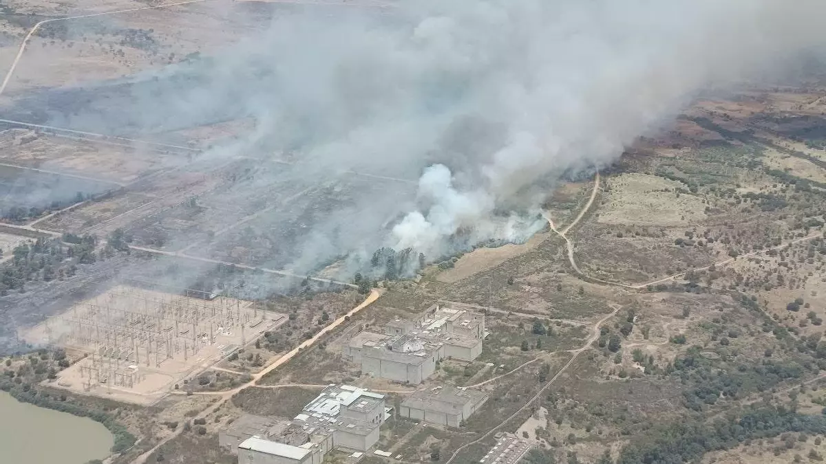 El incendio de Valdecaballeros (Badajoz) presenta una evolución favorable tras una noche complicada