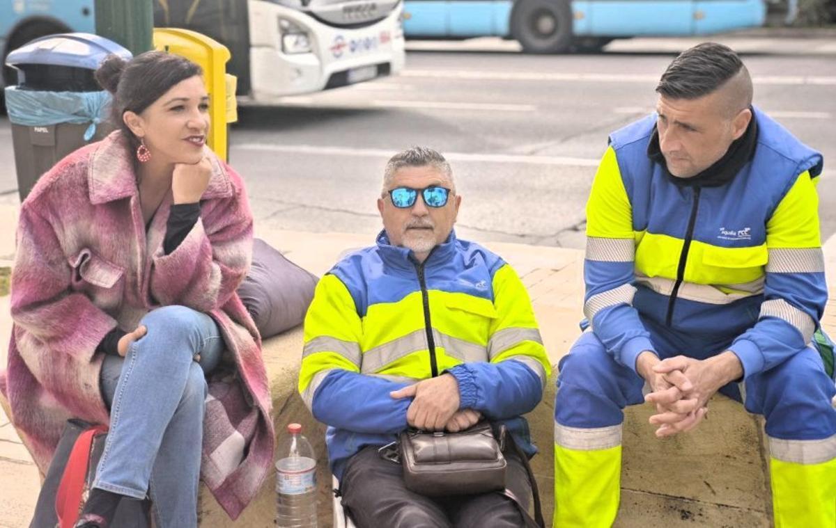 Toni Morillas, de Con Málaga, con trabajadores de saneamiento. | E.P.