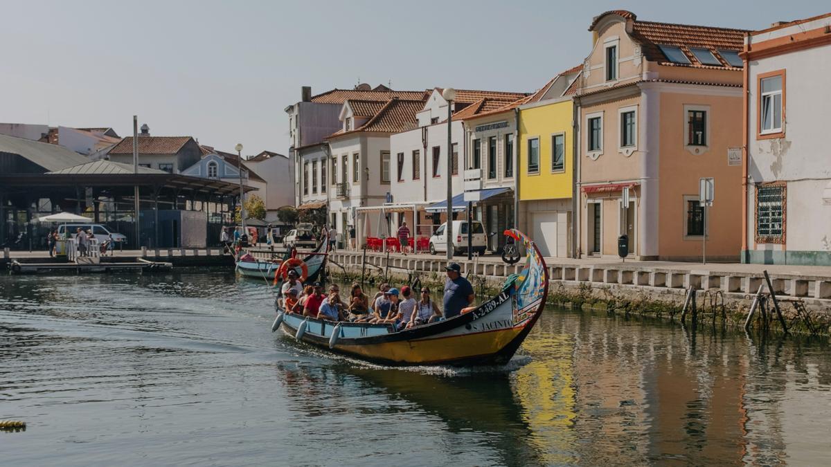 Turistas en paseo en moliceiro por la ría de Aveiro