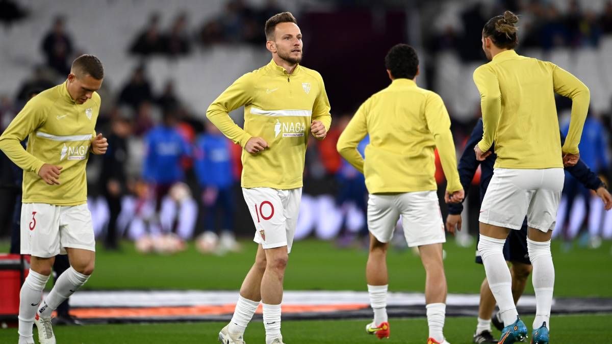 Rakitic, ovacionado por el Camp Nou en su regreso