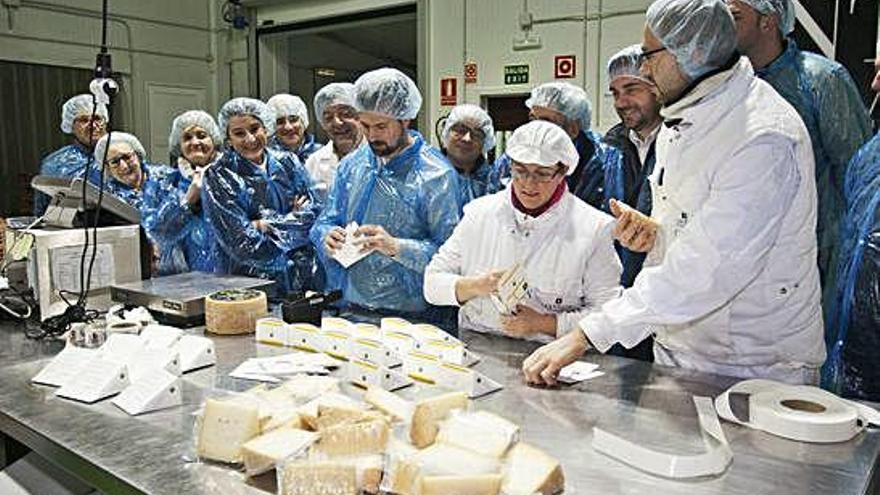 Los socialistas visitan la fábrica de queso La Antigua de Fuentesaúco.