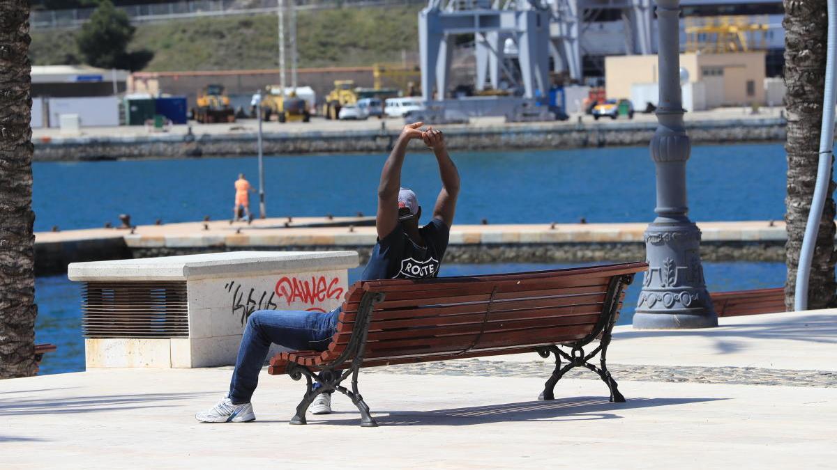 Una persona, sentada frente al mar en Cartagena.