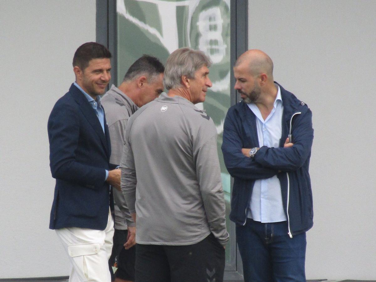 Joaquín y Manu Fajardo dialogan con Manuel Pellegrini y Alexis durante el entrenamiento del Betis tras el empate en Conference frente al Copenhague