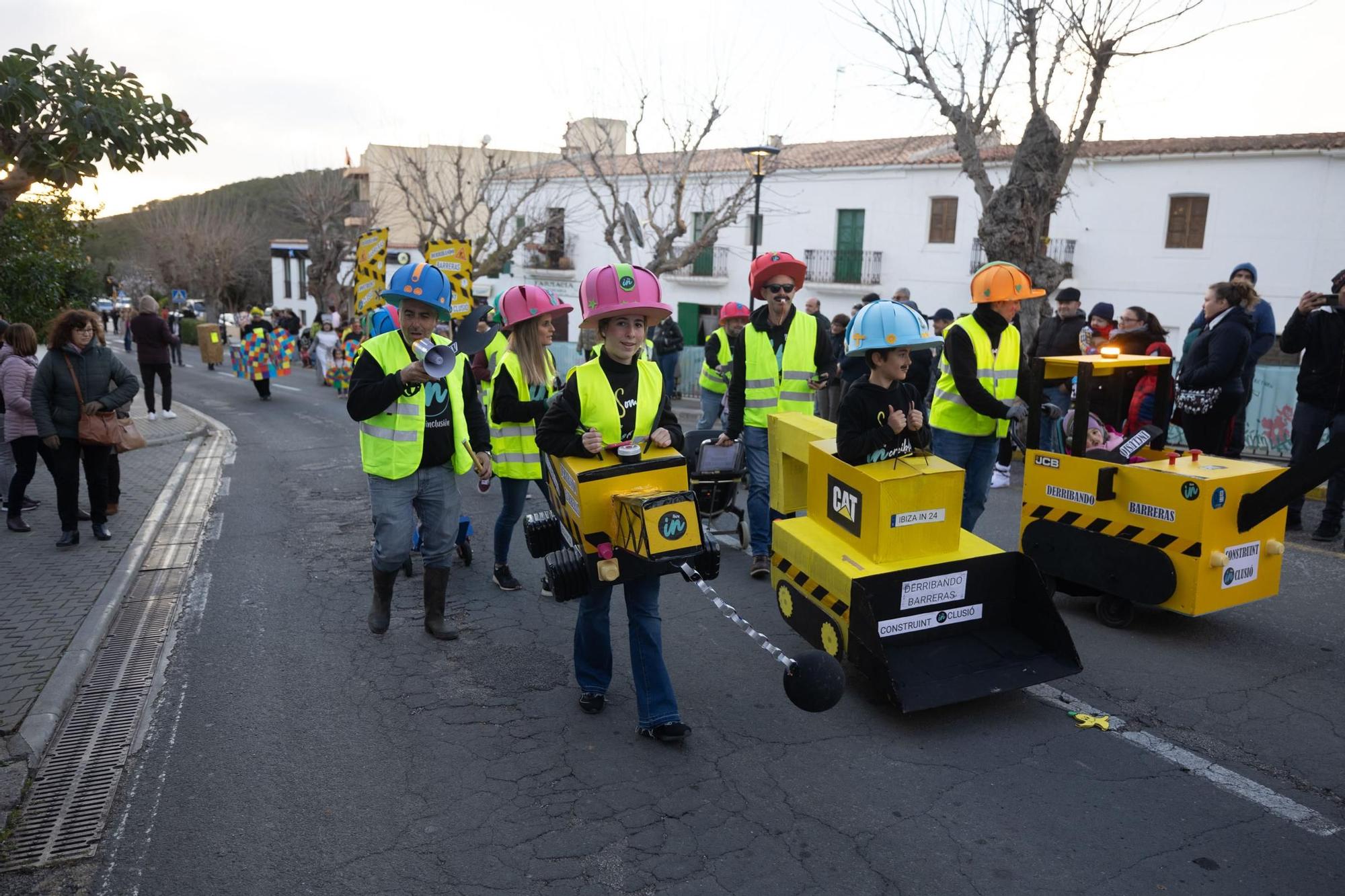 Mira aquí las imágenes de la rúa de carnaval en Sant Joan