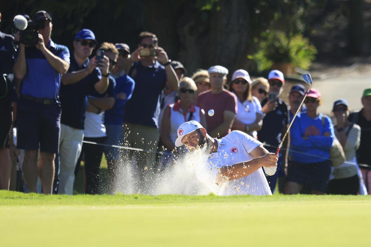Jon Rahm saca la bola del bunker durante su segunda vuelta en Sotogrande