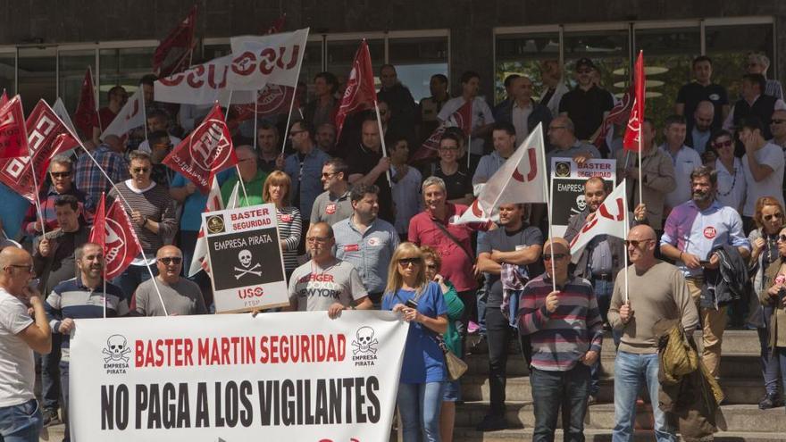 Protesta por los impagos a los vigilantes de seguridad del hospital de Riaño