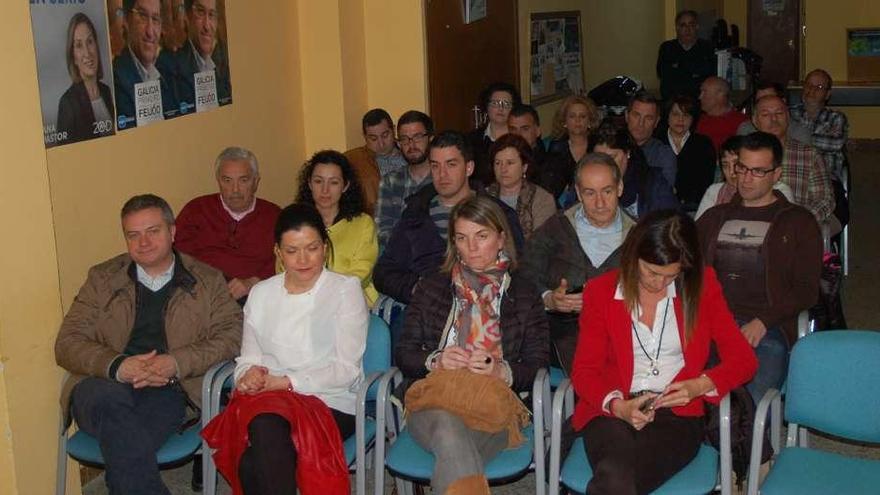 Asistentes a la reunión del aprtido ayer en Marín. // Santos Álvarez