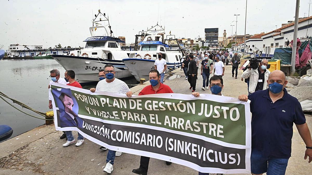 Centenares de pescadores de la provincia participaron en la protesta.