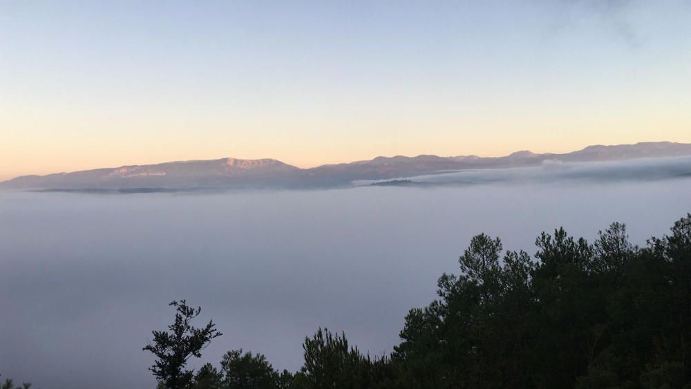 Port del Comte. Una catifa de núvols cobreix tota la vall. No obstant, el Port del Comte emergeix per rebre els primers raigs de sol. La imatge es va captar des de Cardona.