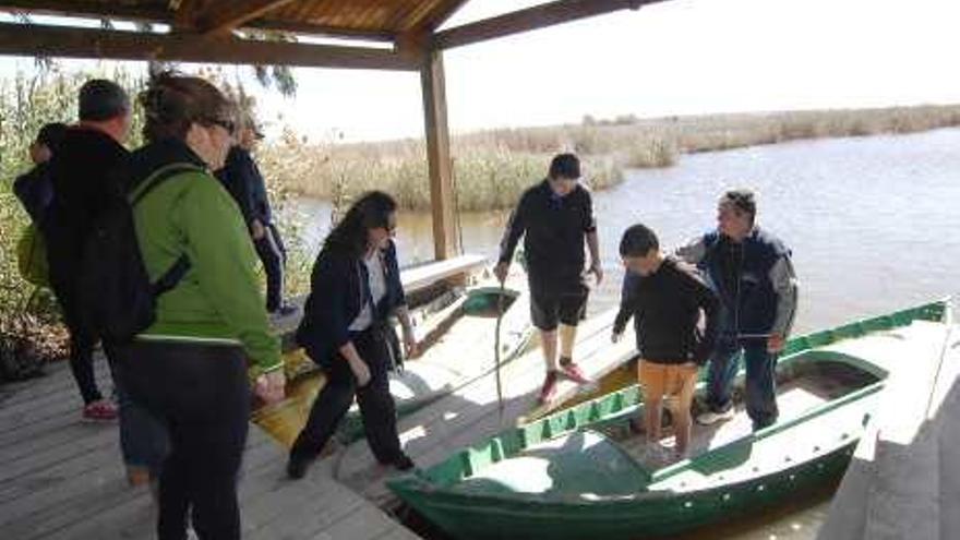 El paseo en barca es uno de los atractivos en El Hondo.