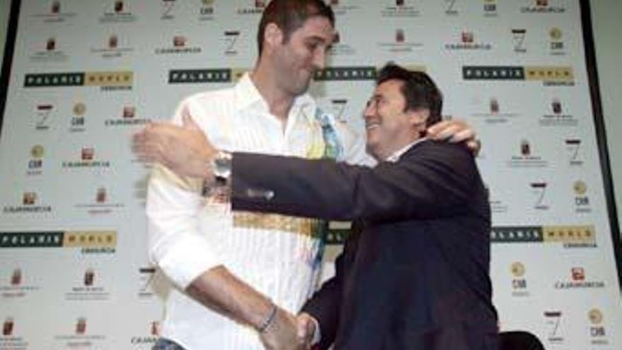 Pedro Fernández junto al presidente Salvador Hernández el día de su despedida como jugador del CB Murcia en 2007