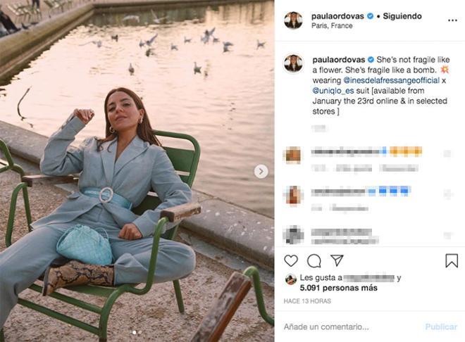 Paula Ordovás eleva su traje de Inés de la Fressange para Uniqlo con accesorios protagonistas