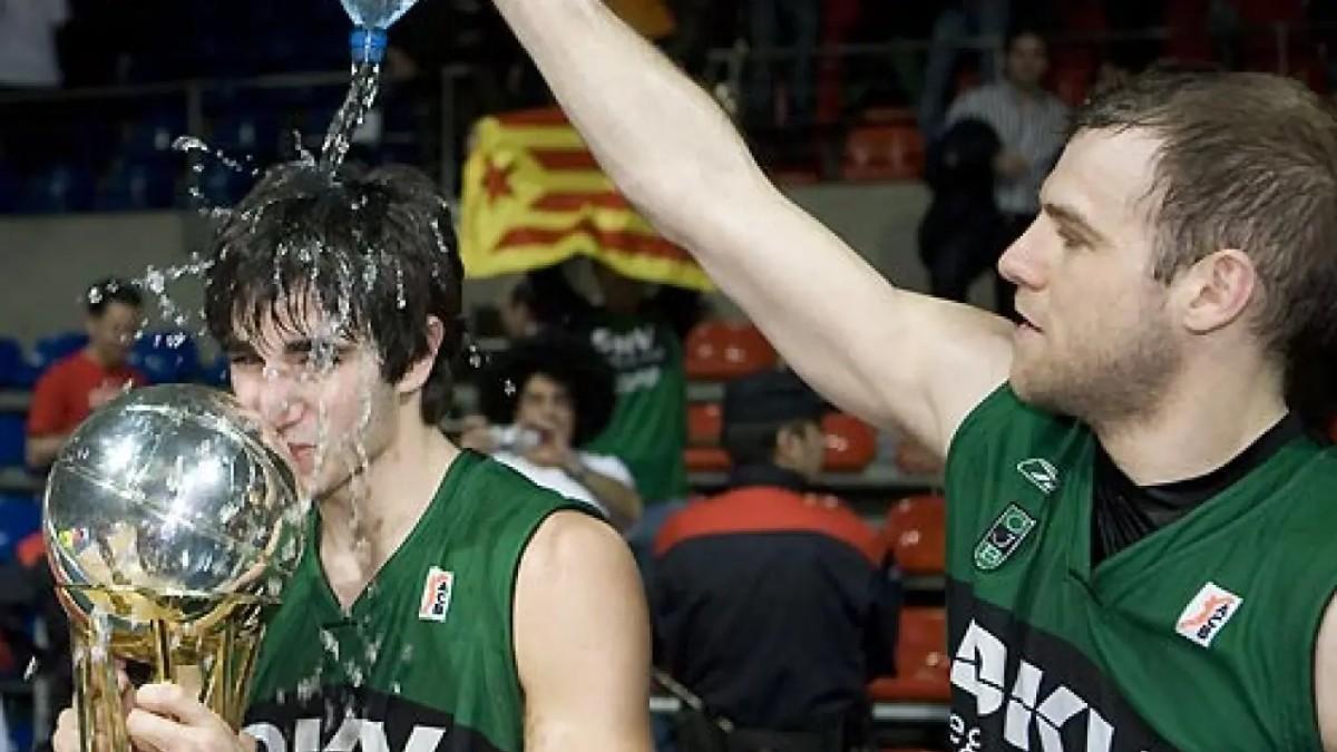 Ricky Rubio, con la Copa del Rey ganada por la Penya en Vitoria 2008