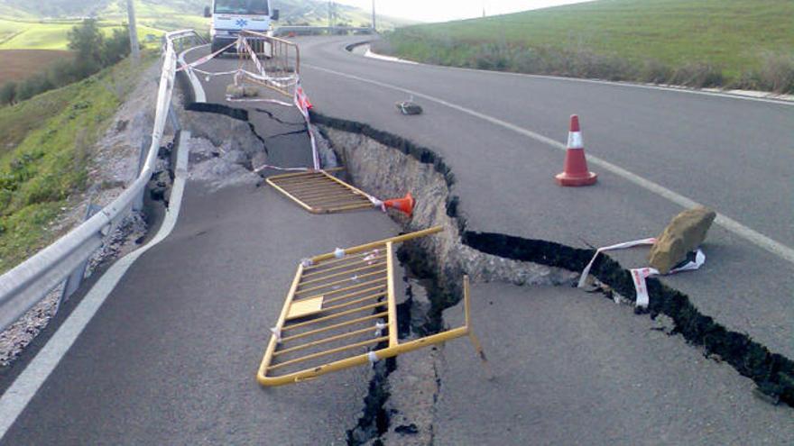 Peligro. Imagen del enorme socavón del acceso norte a Álora.