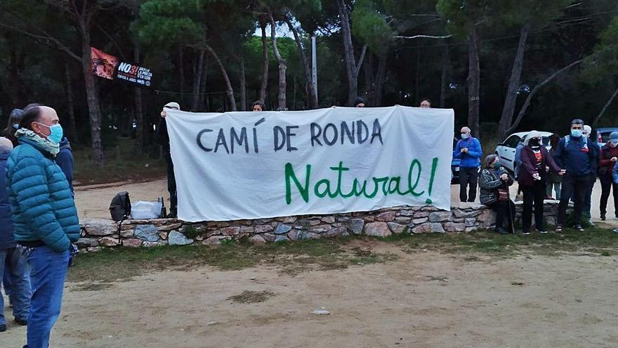 La protesta contra les obres, ahir, a les set del matí.