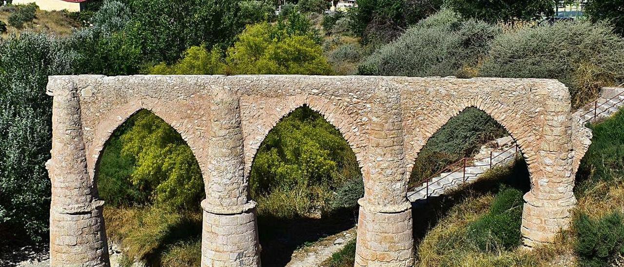 El monumento se construyó para canalizar las aguas de Petrer a Elda.