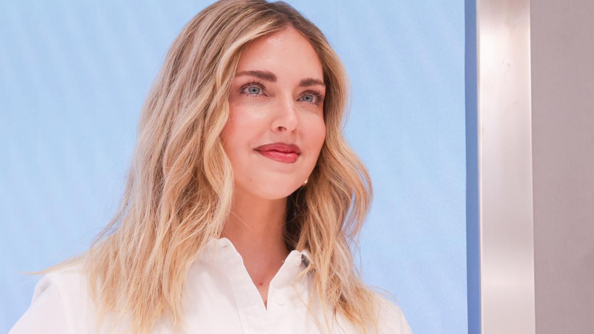 Chiara Ferragni sabe que este otoño tus looks pedirán a gritos una blazer de efecto cuero como esta de Lefties