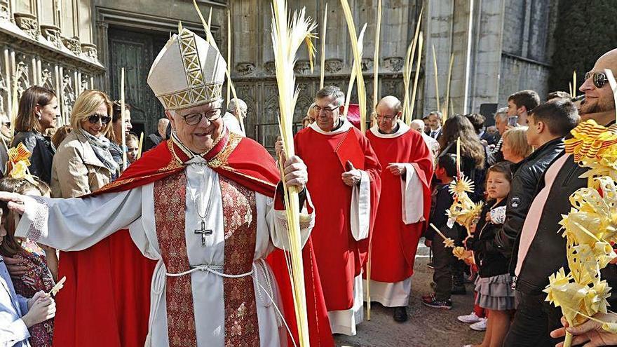 El bisbe, Francesc Pardo, celebrant el Diumenge de Rams amb fidels.