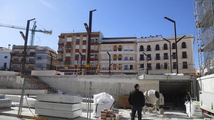 Estado actual de la plaza, con la entrada a la sala cultural construida bajo su superficie.