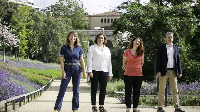 Ada Colau (segona per l’esquerra), al costat de Janet Sanz, Laura Pérez i Jordi Martí Grau.  | JOAN CORTADELLAS