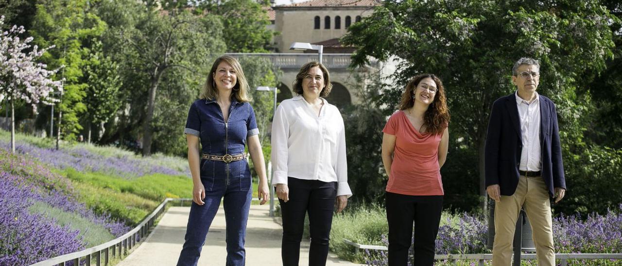 Ada Colau (segona per l’esquerra), al costat de Janet Sanz, Laura Pérez i Jordi Martí Grau.  | JOAN CORTADELLAS