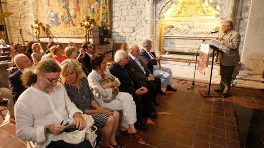 Carles Mancho, Àngels Solé i el bisbe Francesc Pardo escolten la presentació de Joaquim Nadal.