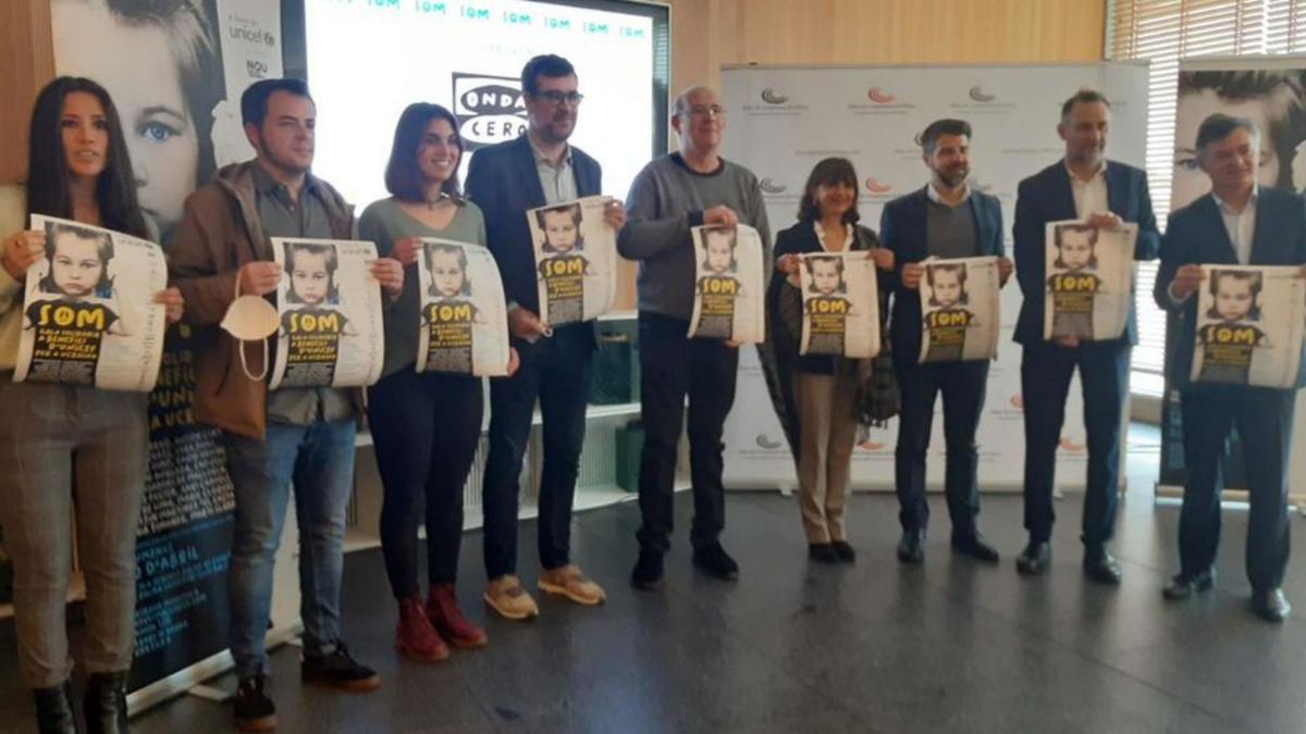 Imagen de grupo con los carteles promocionales.