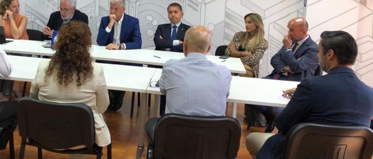 Un momento de la reunión de la patronal de la construcción y los representantes de Coalición Canaria en la sede de Fepeco.