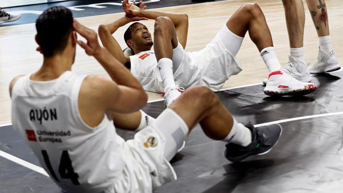 Gustavo Ayón y Anthoiny Randolph, rotos tras perder la Copa ante el Barça