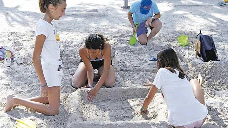 Un grupo de participantes prepara las ´murallas´ de su castillo.