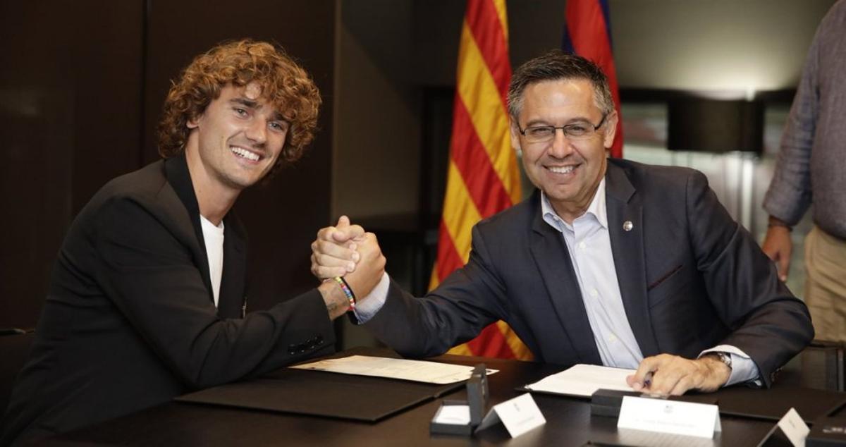 Griezmann y Bartomeu, durante la presentación del francés con el Barça