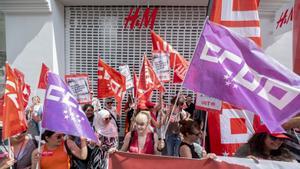 Protesta de trabajadoras de H&M frente a una de las tiendas de la firma en Madrid.	