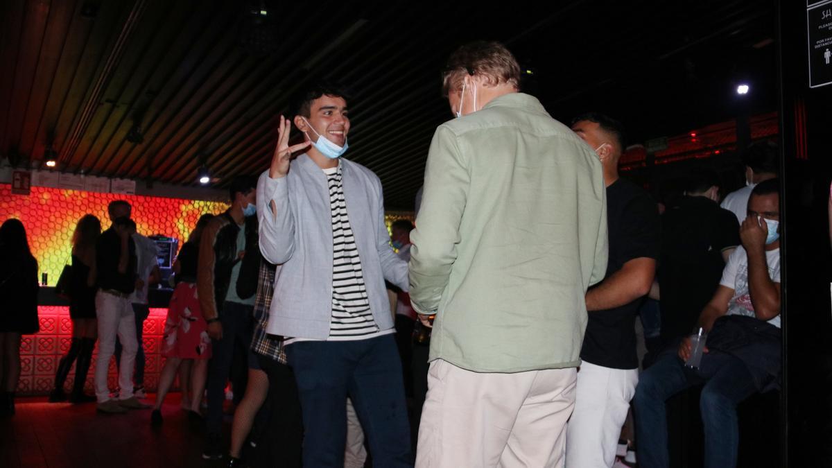 Pla general de persones ballant a la discoteca Shôko de Barcelona en la primera nit de reobertura dels locals d&#039;oci nocturn