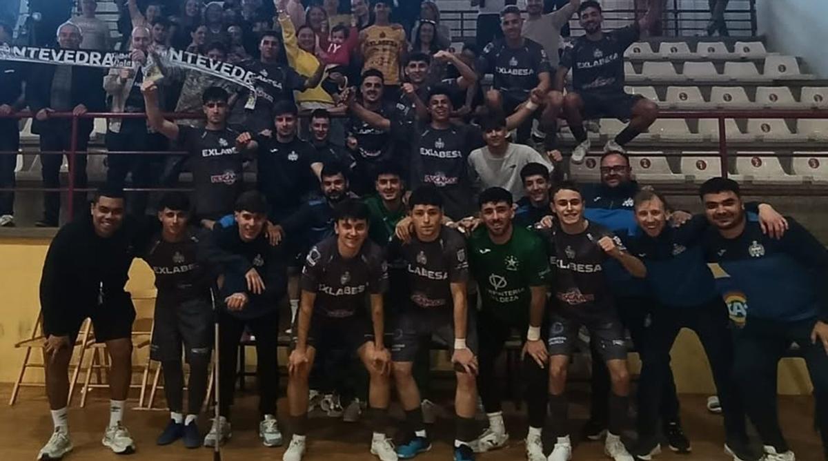 La plantilla del Leis Pontevedra celebra en As Roteas el liderato de grupo. | LEIS PONTEVEDRA