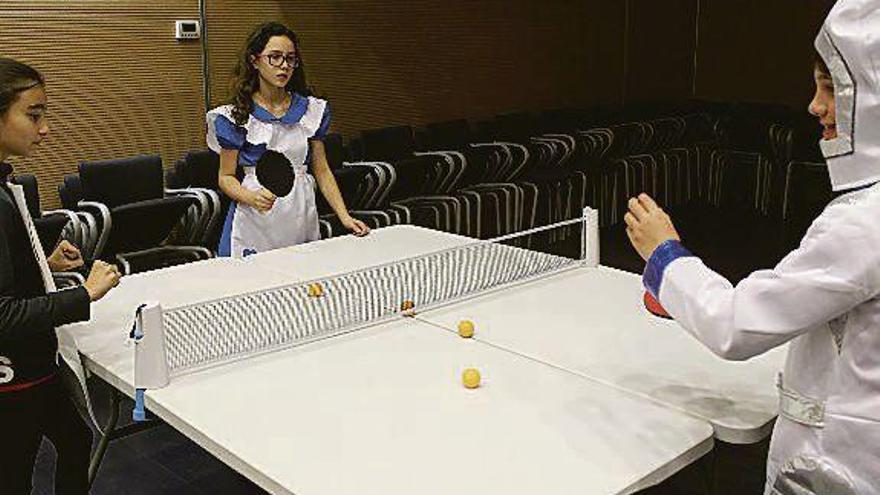 Laura Muñiz, Valeria Artime y Alberto Cobas jugando al tenis de mesa en La Baragaña.