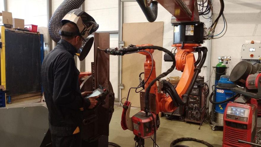 Un operario programa la trayectoria de un robot de soldadura MAG en las instalaciones de Idonial en Avilés. | IMAGEN CEDIDA POR IDONIAL