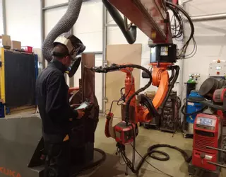 IA con ADN avilesín pa dirixir robots soldadores por voz o testu