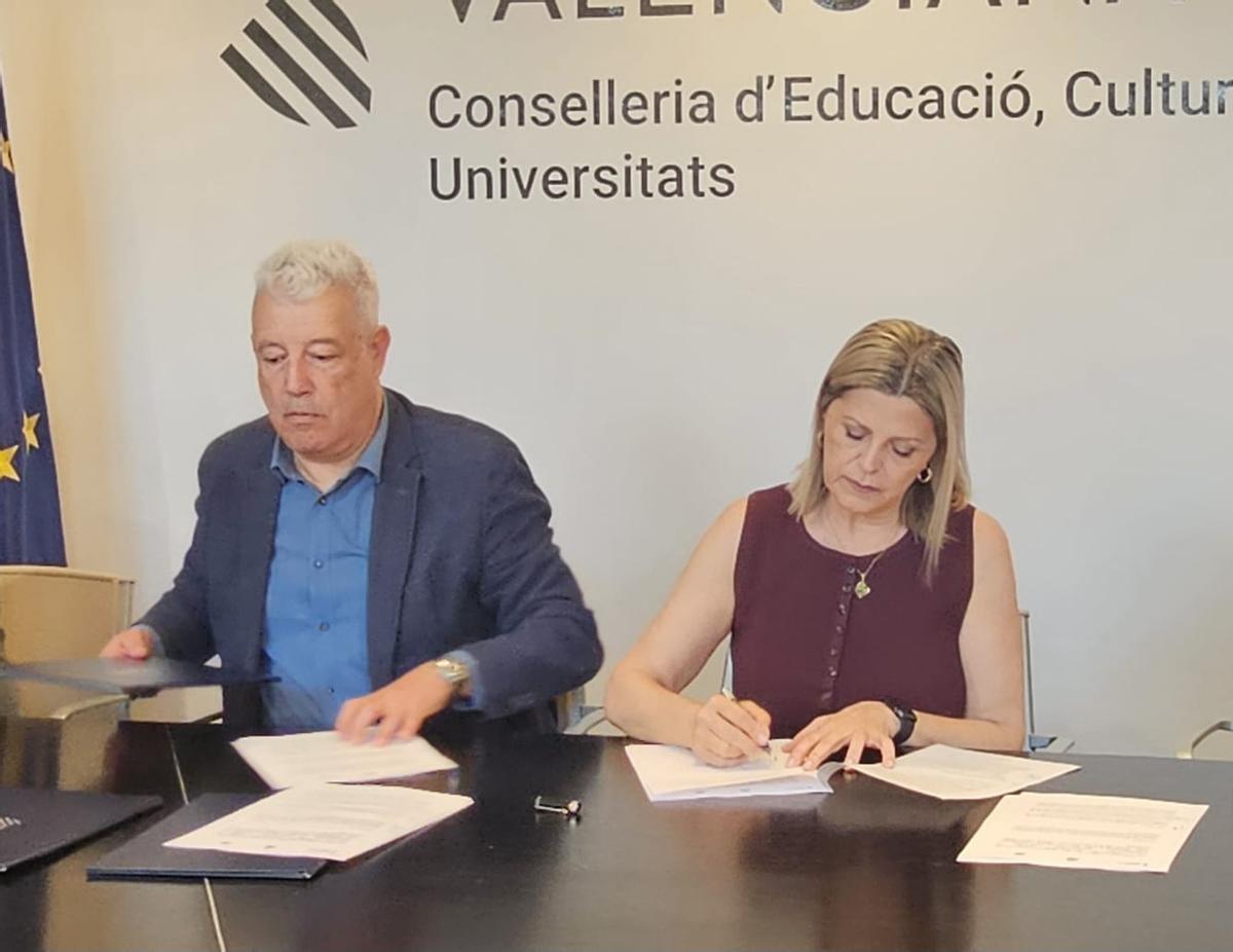 La consellera y el secretario autonómico en la firma del acuerdo de este lunes