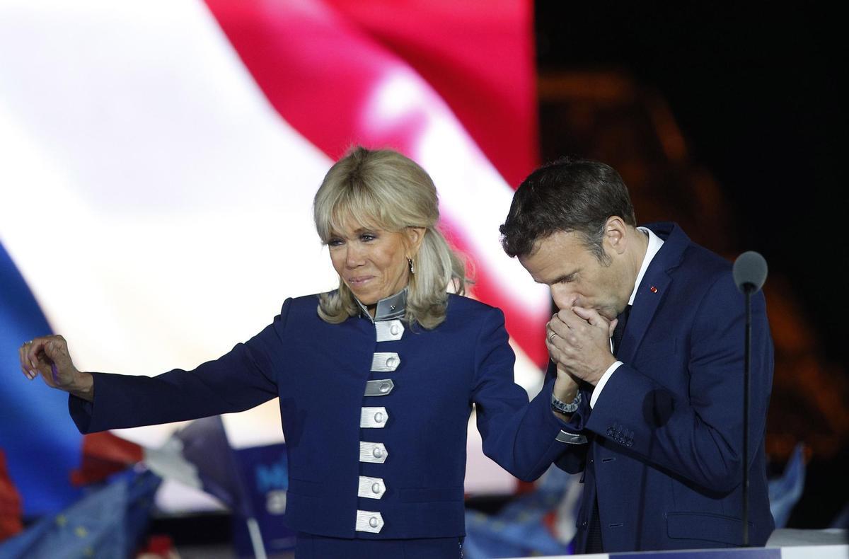 Paris (France), 24/04/2022.- French President Emmanuel Macron and his wife Brigitte Macron celebrate on the stage after winning the second round of the French presidential elections at the Champs-de-Mars after Emmanuel Macron won the second round of the French presidential elections in Paris, France, 24 April 2022. Emmanuel Macron defeated Marine Le Pen in the final round of France’s presidential election, with exit polls indicating that Macron is leading with approximately 58 percent of the vote. (Elecciones, Francia) EFE/EPA/YOAN VALAT