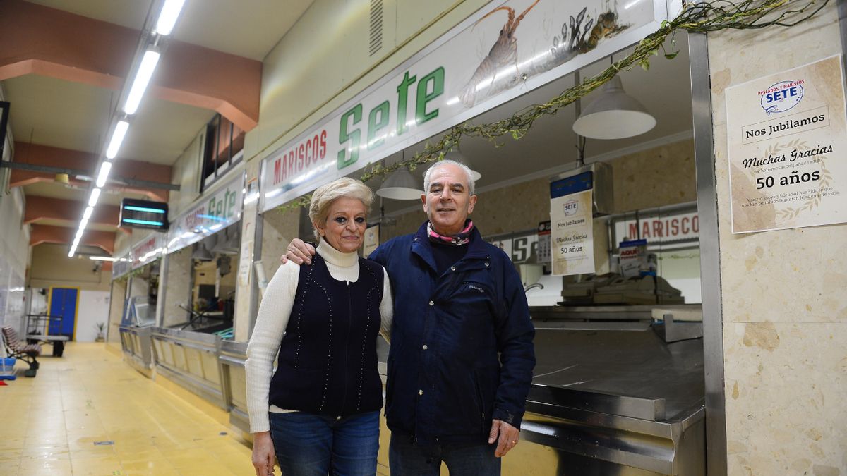 'Emi' y 'Sete', en su puesto de la plaza de abastos ya vacío.