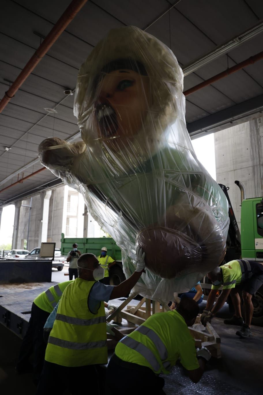 La primera falla sale de Feria València camino de la "plantà"