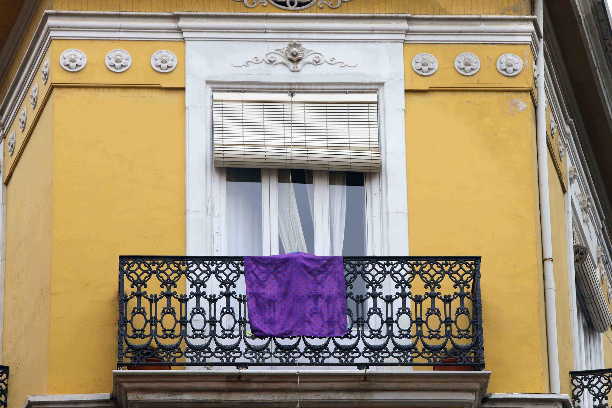 València engalana sus balcones por el 8M