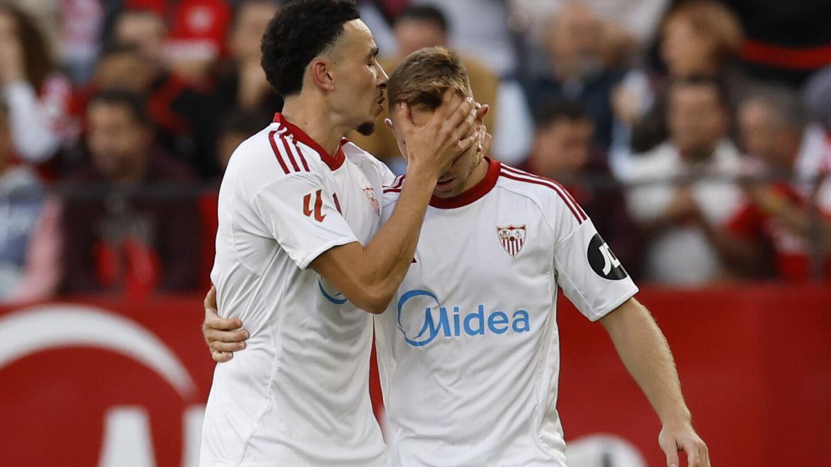 El centrocampista del Sevilla Rubén Vargas celebra con su compañero Peque.