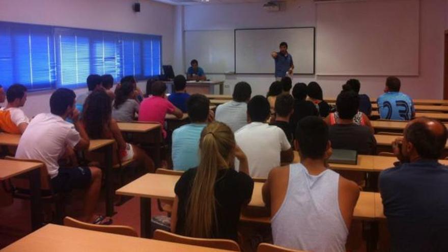 Un momento de la reunión de ayer con los voluntarios.