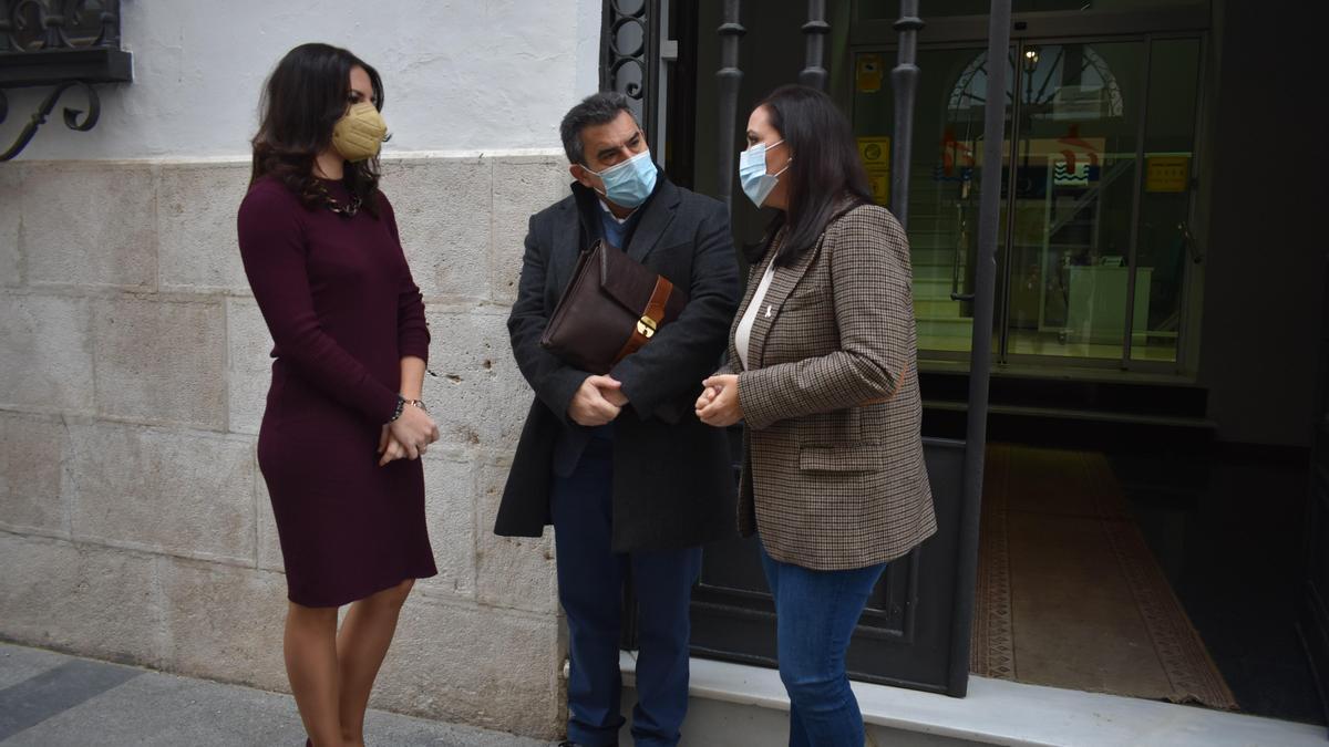 Purificación Joyera y Ana María Carrillo, tras la firma del convenio.