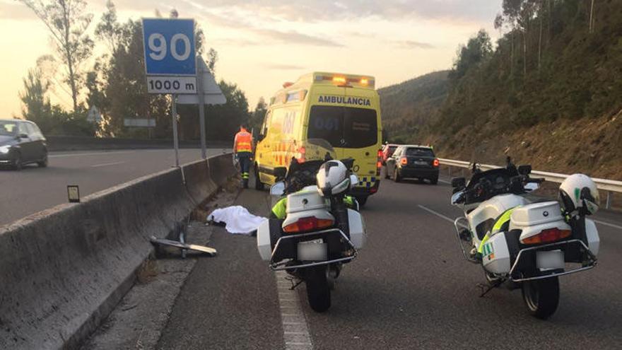 Efectivos de la Guardia Civil en el lugar del accidente. // FdV